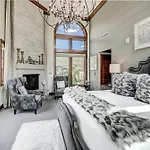 2 Bedroom Ritz-Carlton Chic Decor Valley Views Condo