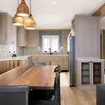 Vail Village Luxury 4 Bedroom, Steps To Slopes!