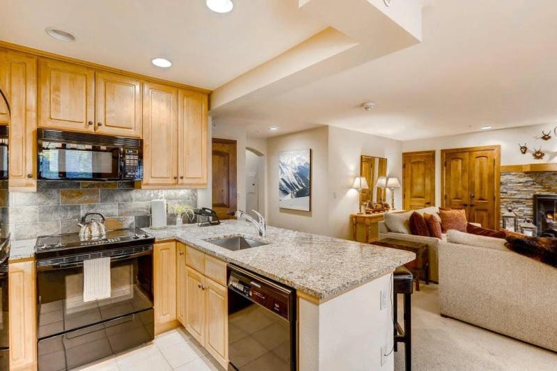Ski In, Ski Out 3 Bedroom Mountain Residence In The Heart Of Lionshead Village With Heated Slope Side Pool And Hot Tub *