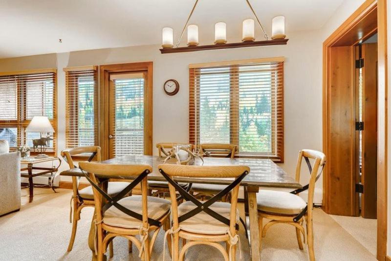 Apartment Ski In, Ski Out 3 Bedroom Mountain Residence In The Heart Of Lionshead Village With Heated Slope Side Pool And Hot Tub *