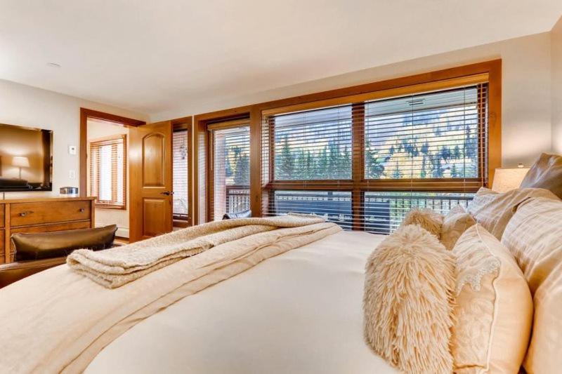Ski In, Ski Out 3 Bedroom Mountain Residence In The Heart Of Lionshead Village With Heated Slope Side Pool And Hot Tub Apartment