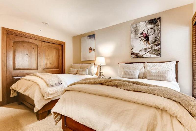 Apartment Ski In, Ski Out 3 Bedroom Mountain Residence In The Heart Of Lionshead Village With Heated Slope Side Pool And Hot Tub