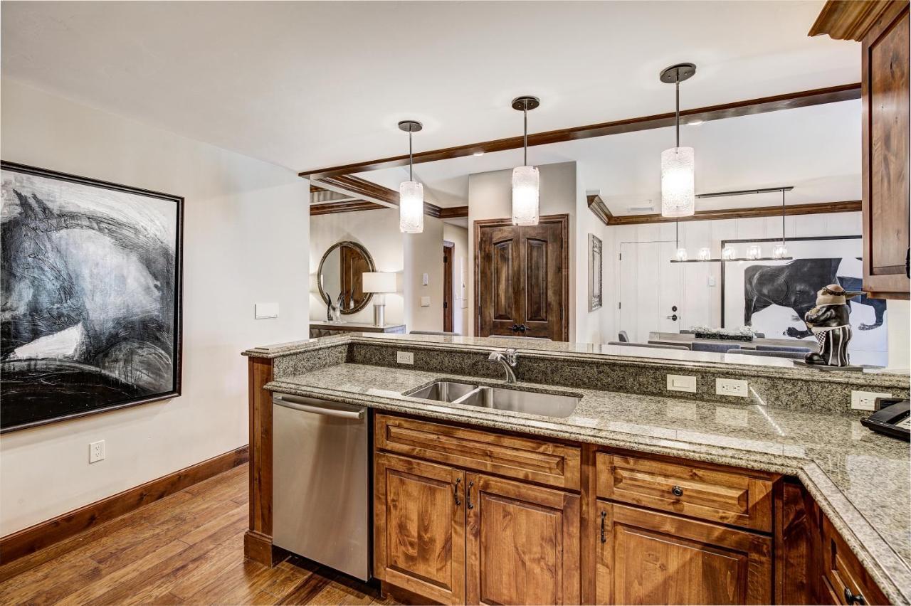 Apartment 2 Bedroom Ritz-carlton Chic Decor Valley Views Vail