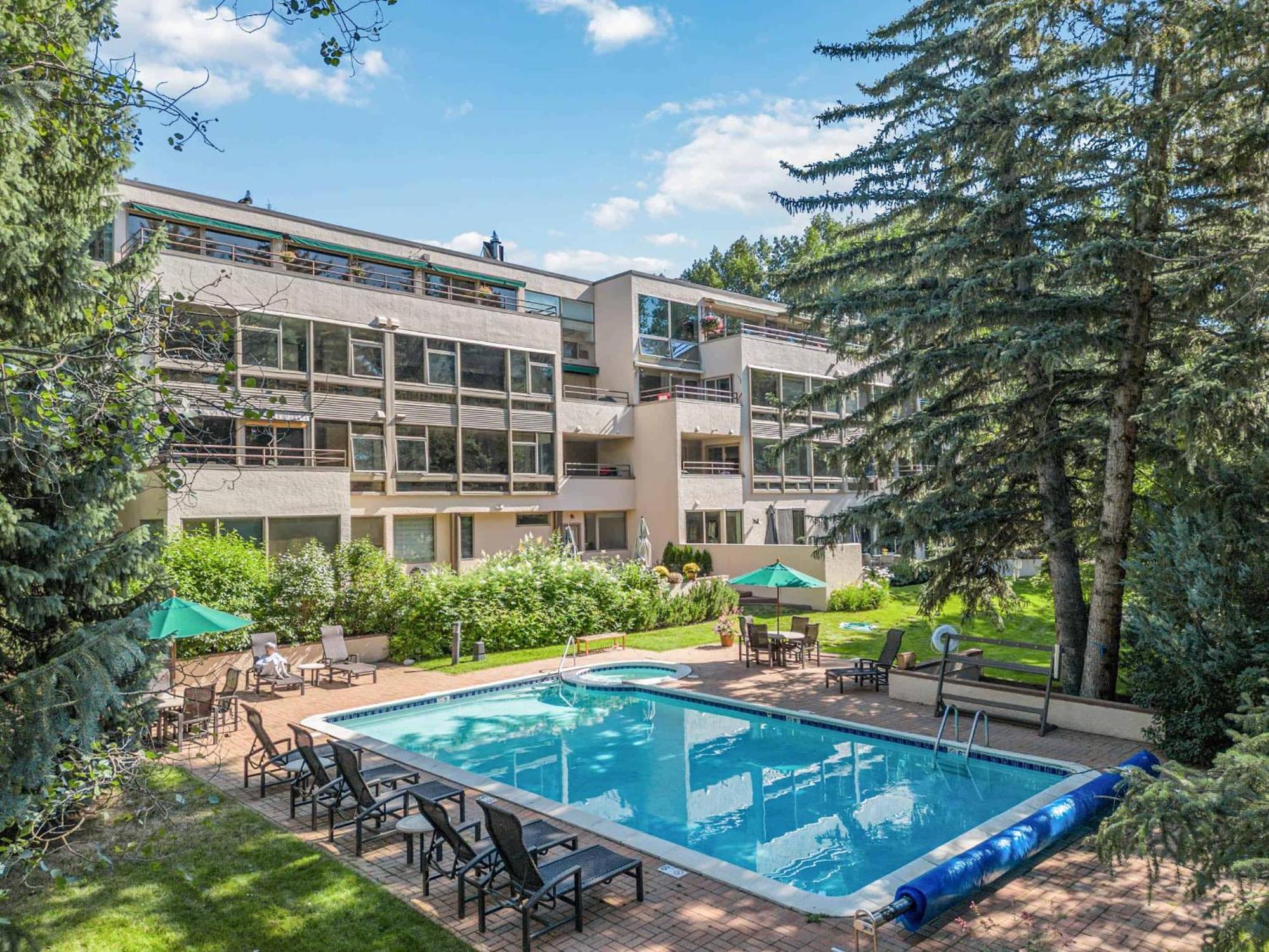 At Lionshead 220a Apartment *