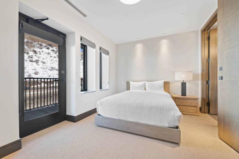 Altus 302 By East West Hospitality *