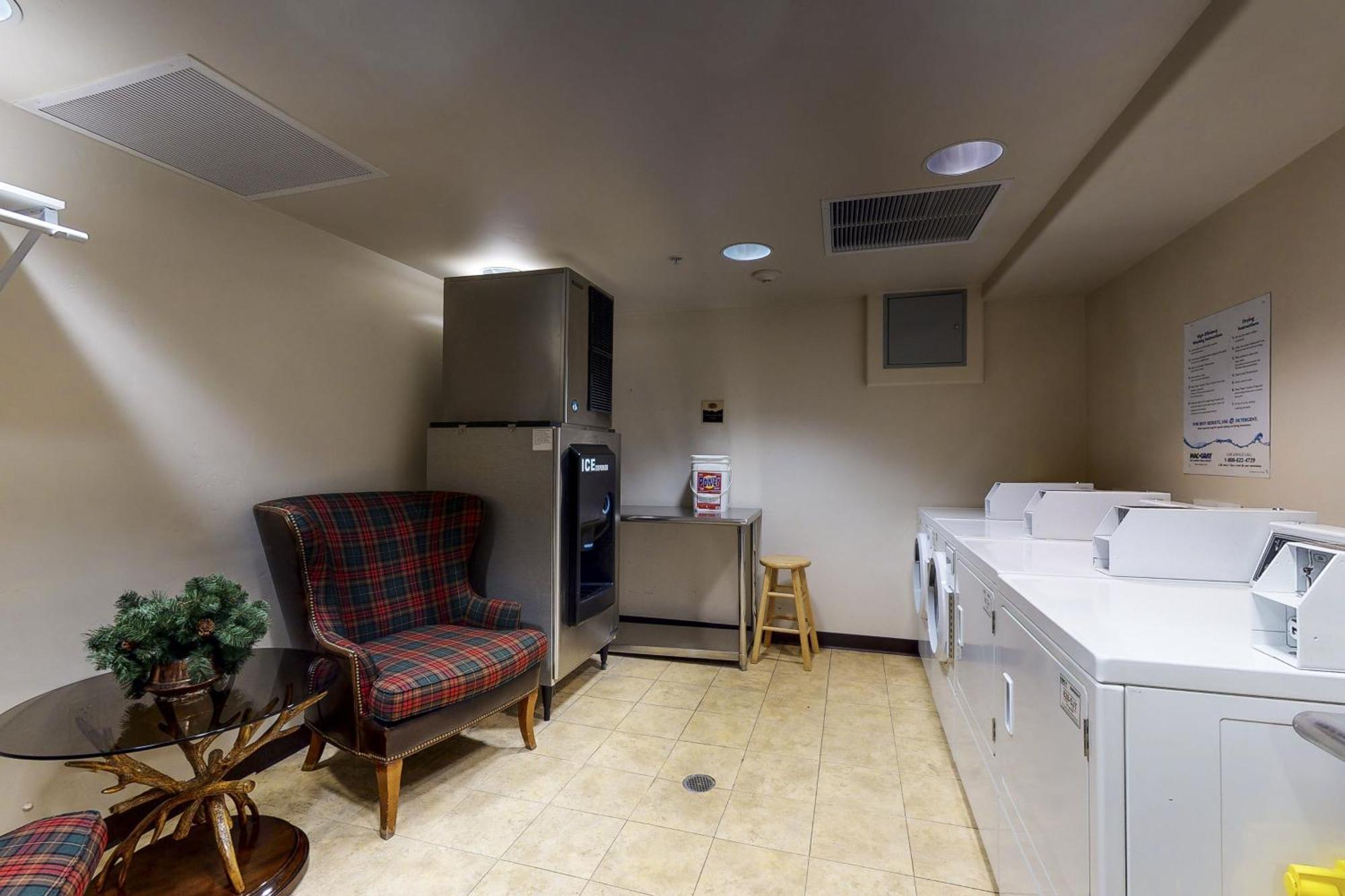 Apartment Lion Square Tower T401 *