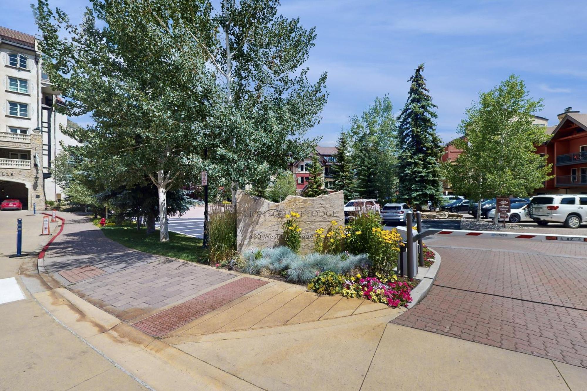 Apartment Lion Square Tower T401