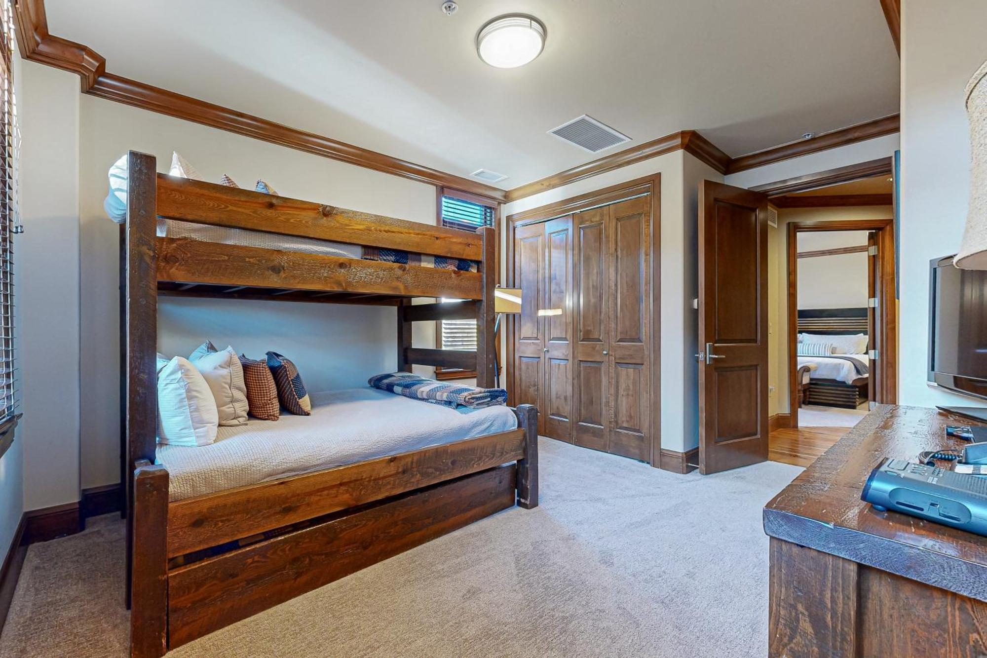 Lion Square Tower T401 Apartment *