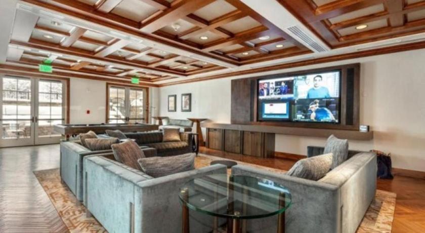 The Ritz-carlton Club, Hotel