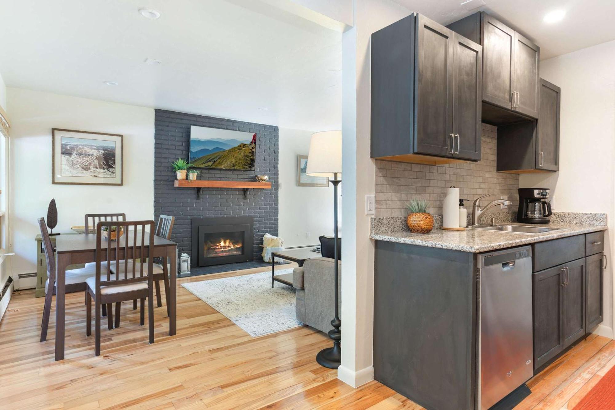 Cozy With Fireplace Close To Lifts Apartment