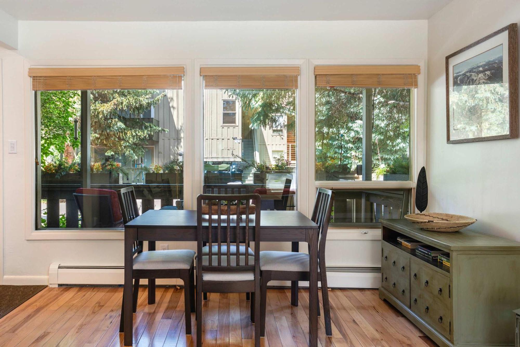 Cozy With Fireplace Close To Lifts Apartment