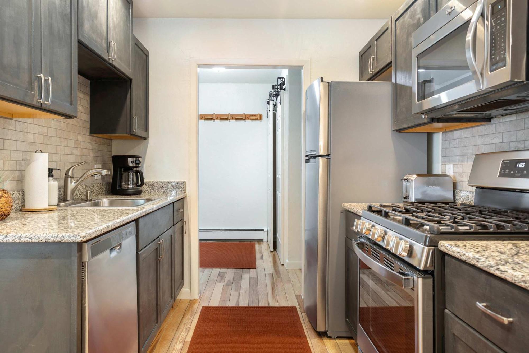 Cozy With Fireplace Close To Lifts